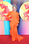 Natalia Bardo. Ceremonia de apertura — Festival Internacional de Cine de Moscú de 2017 (looks: vestido de noche naranja)