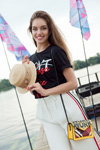 Oleksandra Kucherenko. Miss Xtreme Games — Miss Ucrania 2017 (looks: top negro, pantalón blanco, bolso amarillo)