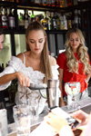 Удзельніцы "Міс Украіна 2017" папрацавалі ў бары