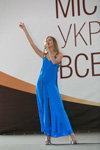 Яна Брилицкая. В Киеве прошёл открытый кастинг конкурса "Мисс Украина Вселенная" (наряды и образы: голубой комбинезон)