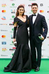 Rita Che y Artem Shalimov. Ceremonia de apertura — Premio Muz-TV 2017 (looks: , traje de hombre negro, camisa blanca, corbata de lazo negra, )