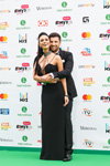 Ceremonia otwarcia — Nagroda Muz-TV 2017 (ubrania i obraz: suknia wieczorowa z dekoltem czarna; osoba: Yana Koshkina)