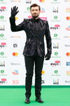 Andrej Razygraev. Ceremonia otwarcia — Nagroda Muz-TV 2017 (ubrania i obraz: mucha czarna, koszula czarna, marynarka czarna, półbuty czarne, rękawiczki czarne, spodnie czarne)