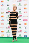 Albina. Ceremonia de apertura — Premio Muz-TV 2017 (looks: vestido de rayas negro, sandalias de tacón negras)