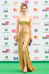 Yulianna Karaulova. Eröffnung — Muz-TV Verleihung 2017 (Looks: goldenes Abendkleid mit Schlitz, schwarzer Clutch, schwarze Sandaletten)