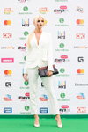 Alena Shishkova. Ceremonia otwarcia — Nagroda Muz-TV 2017 (ubrania i obraz: blond (kolor włosów), kopertówka czarna, półbuty białe, spodnium białe)