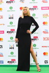 Vera Brezhneva. Ceremonia de apertura — Premio Muz-TV 2017 (looks: vestido de noche con abertura negro, sandalias de tacón negras, )