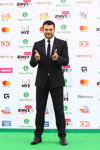 Emin. Ceremonia otwarcia — Nagroda Muz-TV 2017 (ubrania i obraz: garnitur czarny, półbuty czarne, koszula biała, krawat czarny)