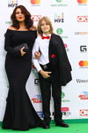 Ірина Дубцова з сином. Зелена килимова доріжка Премії Муз-ТВ 2017