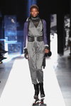 Modenschau von Desigual — New York Fashion Week AW17/18 (Looks: grauer Jumpsuit, schwarze Stiefel)