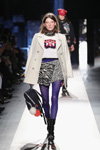 Modenschau von Desigual — New York Fashion Week AW17/18 (Looks: violette Fischernetz-strumpfhose)