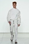 Pokaz HAKAN AKKAYA — New York Fashion Week SS18 (ubrania i obraz: kostium biały)