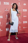Красная ковровая дорожка 8-го Одесского международного кинофестиваля (наряды и образы: белое коктейльное платье, чёрный клатч, белые туфли)
