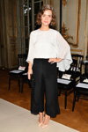 Лів Ліза Фріс. Показ Kaviar Gauche — Paris Fashion Week (Women) ss18 (наряди й образи: біла блуза, чорні брюки)