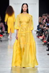 Desfile de Valentin Yudashkin — Paris Fashion Week (Women) ss18 (looks: vestido de noche amarillo)