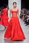 Desfile de Valentin Yudashkin — Paris Fashion Week (Women) ss18 (looks: vestido de noche rojo)