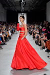 Modenschau von Valentin Yudashkin — Paris Fashion Week (Women) ss18 (Looks: rotes Abendkleid)