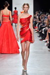 Desfile de Valentin Yudashkin — Paris Fashion Week (Women) ss18 (looks: vestido de cóctel rojo)