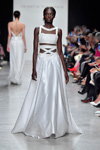 Desfile de Valentin Yudashkin — Paris Fashion Week (Women) ss18 (looks: vestido de noche blanco)