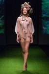Pokaz Amoralle — Riga Fashion Week AW17/18 (ubrania i obraz: pończochy nylonowe cieliste)