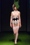 Pokaz Amoralle — Riga Fashion Week AW17/18 (ubrania i obraz: pończochy nylonowe białe)