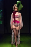 Pokaz Amoralle — Riga Fashion Week AW17/18 (ubrania i obraz: pończochy nylonowe czarne)