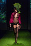 Pokaz Amoralle — Riga Fashion Week AW17/18 (ubrania i obraz: pończochy nylonowe czarne, przezroczyste body czarne)