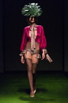 Pokaz Amoralle — Riga Fashion Week AW17/18 (ubrania i obraz: pończochy nylonowe czarne)