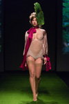 Pokaz Amoralle — Riga Fashion Week AW17/18 (ubrania i obraz: body cieliste przejrzyste, pończochy nylonowe cieliste)