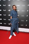 Gäste — Riga Fashion Week AW17/18 (Looks: blaues Jeans Hemdblusenkleid)