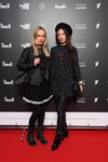 Goście — Riga Fashion Week AW17/18 (ubrania i obraz: żakiet czarny, torebka czarna, sukienka czarna, rajstopy czarne, beret czarny, sukienka czarna, kopertówka czarna, botki damskie czarne)