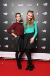 Гости — Riga Fashion Week AW17/18 (наряды и образы: бордовая блуза, чёрная юбка, чёрные колготки, бирюзовый джемпер, чёрная полосатая юбка, чёрные колготки, чёрные ботильоны)