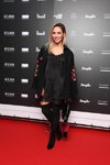Goście — Riga Fashion Week AW17/18 (ubrania i obraz: buty czarne, sukienka czarna)