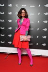 Goście — Riga Fashion Week AW17/18 (ubrania i obraz: żakiet w kolorze fuksji, pulower szary, spódnica czerwona, rajstopy w kolorze fuksji)