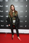 Gäste — Riga Fashion Week AW17/18 (Looks: rote Pumps, schwarze Hose, schwarze Jacke, Camouflage Bluse)