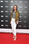 Goście — Riga Fashion Week AW17/18 (ubrania i obraz: top szary, spodnie białe, czółenka białe)