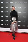 Гости — Riga Fashion Week AW17/18 (наряды и образы: чёрные кроссовки, чёрные колготки, чёрный джемпер, серебряная юбка плиссе, серый клатч)