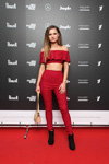 Goście — Riga Fashion Week AW17/18 (ubrania i obraz: krótki top czerwony, spodnie czerwone obcisłe)