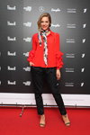 Гости — Riga Fashion Week AW17/18 (наряды и образы: красная блуза, чёрные брюки)