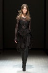 Pokaz Katya Katya Shehurina — Riga Fashion Week AW17/18 (ubrania i obraz: suknia koktajlowa czarna koronkowa, buty czarne)