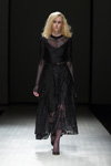 Pokaz Katya Katya Shehurina — Riga Fashion Week AW17/18 (ubrania i obraz: podkolanówki czarne, blond (kolor włosów), sukienka z gipiury czarna)