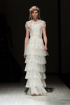Показ Katya Katya Shehurina — Riga Fashion Week AW17/18 (наряды и образы: белое гипюровое свадебное платье)