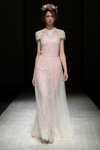 Modenschau von Katya Katya Shehurina — Riga Fashion Week AW17/18 (Looks: rosanes Hochzeitskleid)