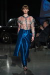 Pokaz Mariam Gvasalia — Riga Fashion Week AW17/18 (ubrania i obraz: spodnie niebieskie, bluzka przejrzysta wielokolorowa)