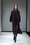 Показ Naira Khachatryan — Riga Fashion Week AW17/18 (наряды и образы: чёрные колготки, чёрные босоножки)