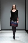 Показ Naira Khachatryan — Riga Fashion Week AW17/18 (наряды и образы: чёрные колготки, чёрные босоножки)
