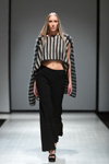 Pokaz Naira Khachatryan — Riga Fashion Week AW17/18 (ubrania i obraz: spodnie czarne)