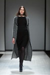 Паказ Naira Khachatryan — Riga Fashion Week AW17/18 (нарады і вобразы: чорныя калготкі, чорныя басаножкі)