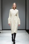 Показ Naira Khachatryan — Riga Fashion Week AW17/18 (наряди й образи: біле пальто, чорні босоніжки, чорні колготки, блонд (колір волосся))