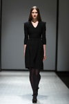 Pokaz Naira Khachatryan — Riga Fashion Week AW17/18 (ubrania i obraz: sukienka czarna, sandały czarne, rajstopy czarne)